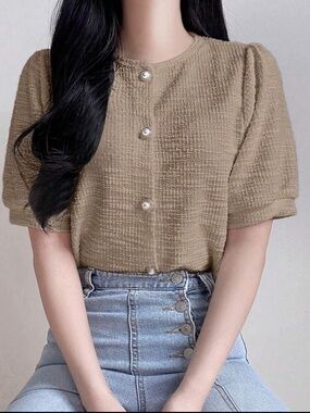 ✨3/$15✨ Dazy Khaki Textured Puff-Sleeve Button Front Blouse